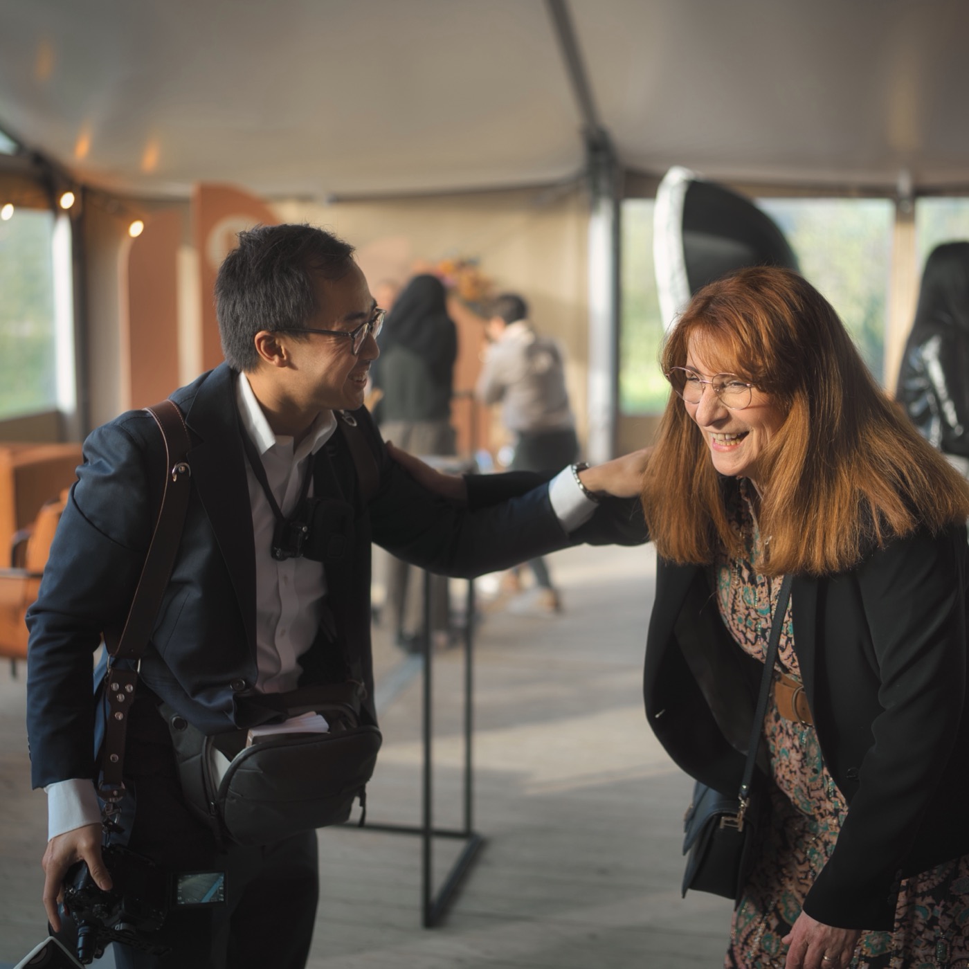 Moment de complicité entre le PhotoMentaliste et une invitée souriante