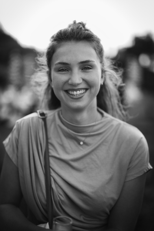 Portrait noir et blanc, sourire en extérieur