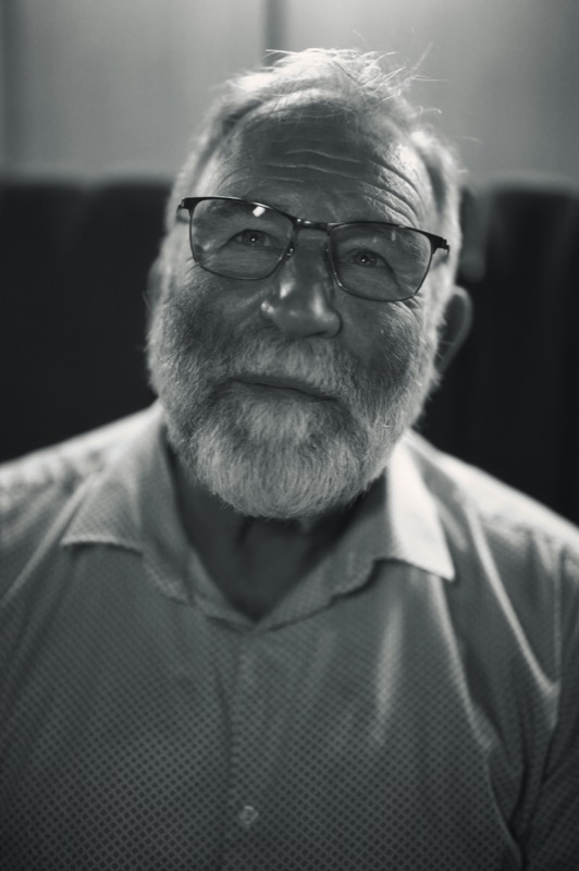 Portrait noir et blanc, sourire serein