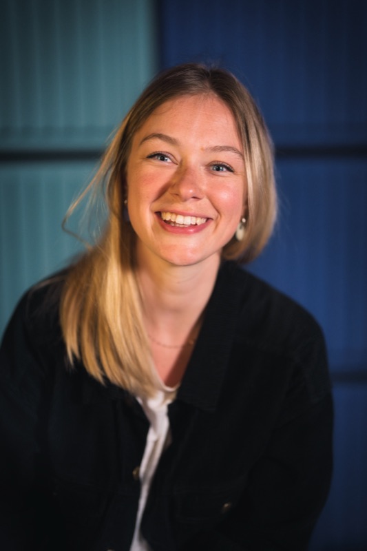Portrait couleur, sourire lumineux