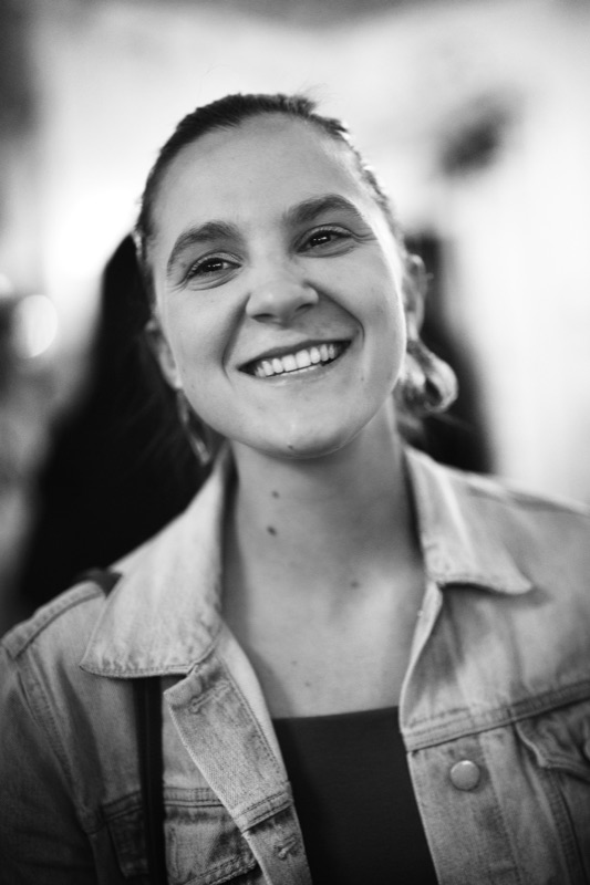Portrait noir et blanc, sourire en soirée de gala