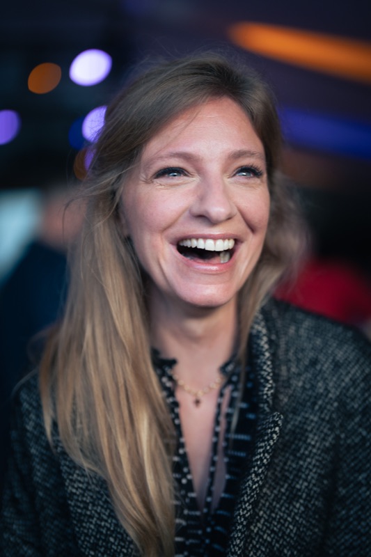 Portrait couleur, rire en soirée