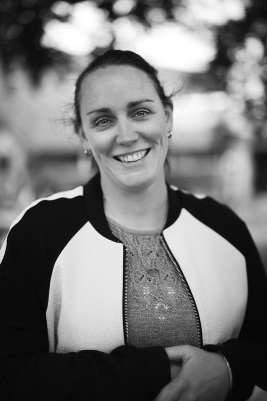 Portrait noir et blanc, sourire chaleureux