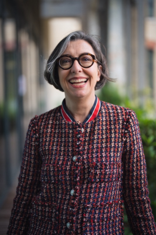 Portrait couleur, sourire élégant