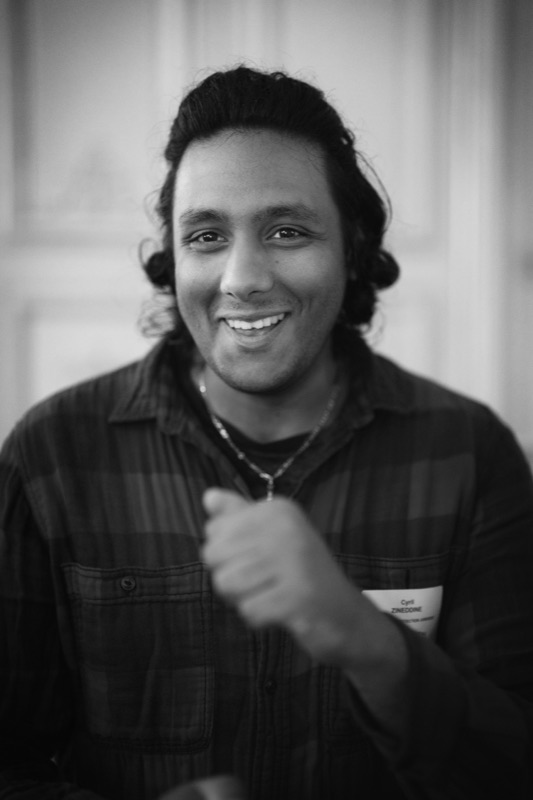 Portrait noir et blanc, sourire complice